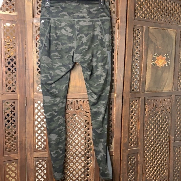 Fabletics On-the-Go Legging - Picture 5 of 8